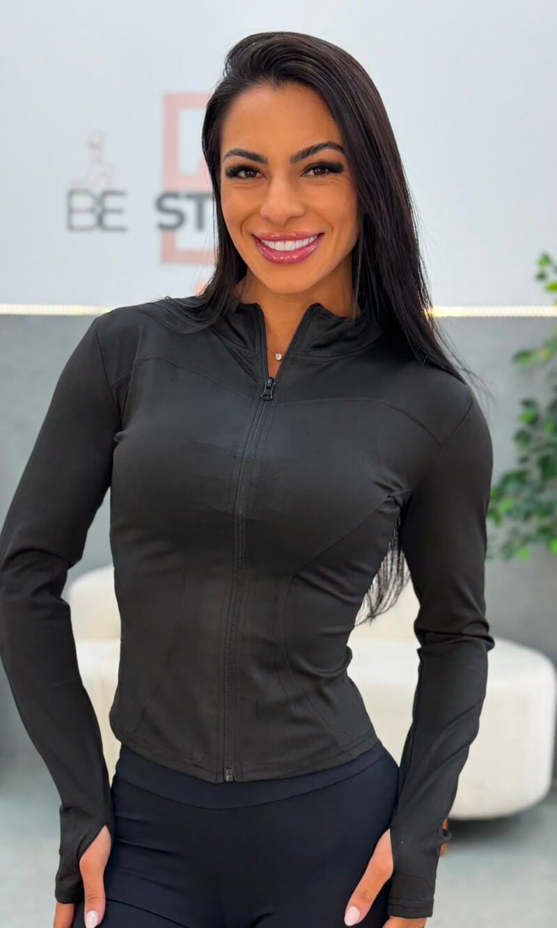 jaqueta fitness com detalhe de dedal