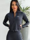 conjunto composto por jaqueta e legging flare
