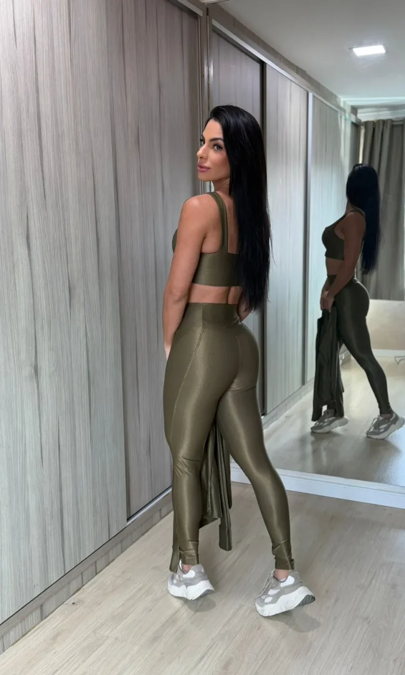 conjunto fitness de legging, top e jaqueta