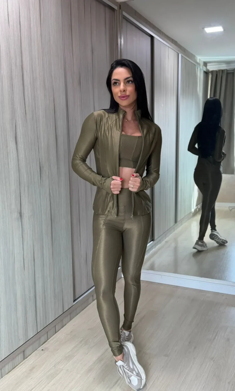 conjunto fitness de legging, top e jaqueta